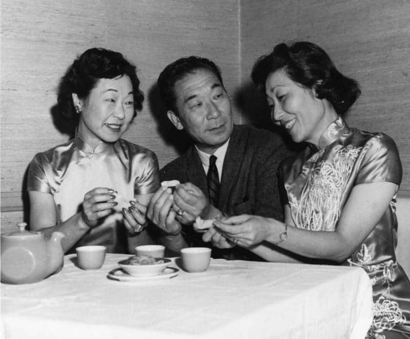 3 people sharing tea and fortunes
